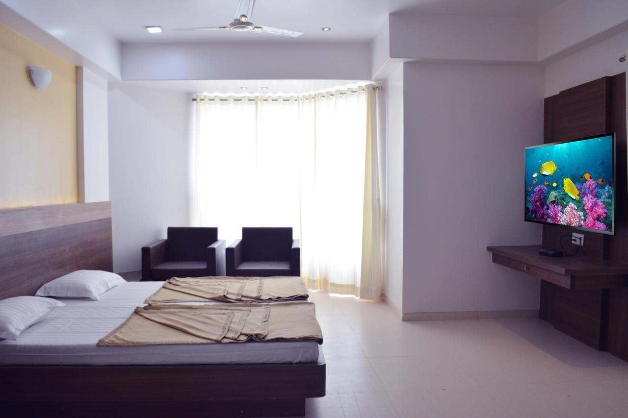 Oyo 10672 Hotel Riviera Nashik Exterior photo