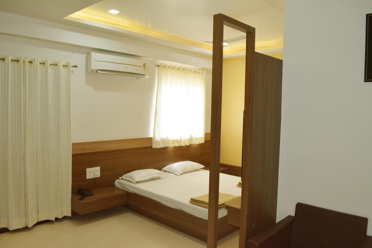 Oyo 10672 Hotel Riviera Nashik Exterior photo