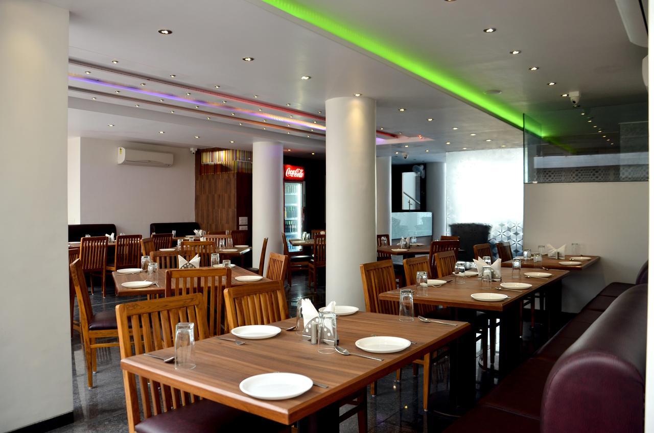 Oyo 10672 Hotel Riviera Nashik Exterior photo