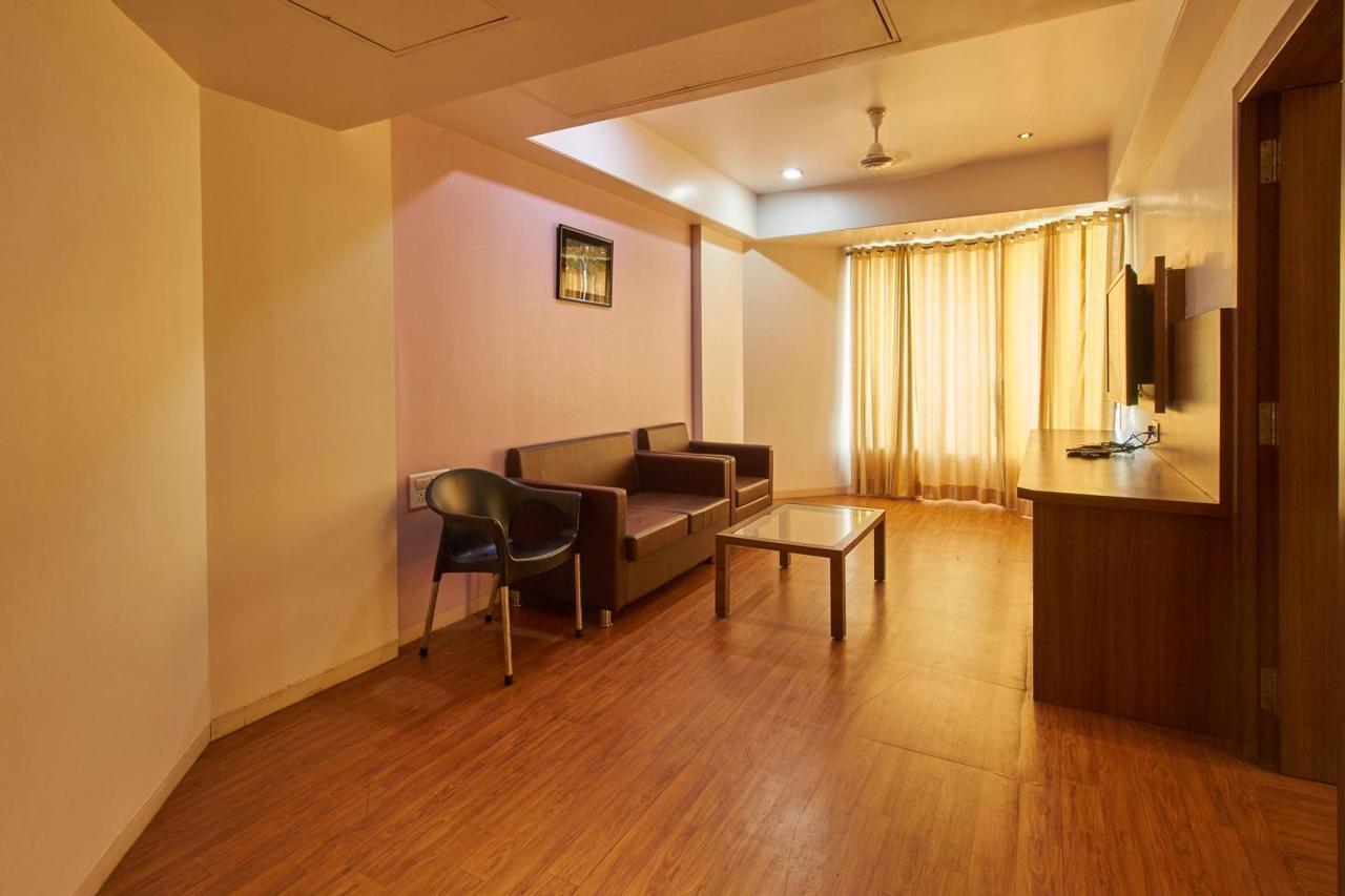 Oyo 10672 Hotel Riviera Nashik Exterior photo