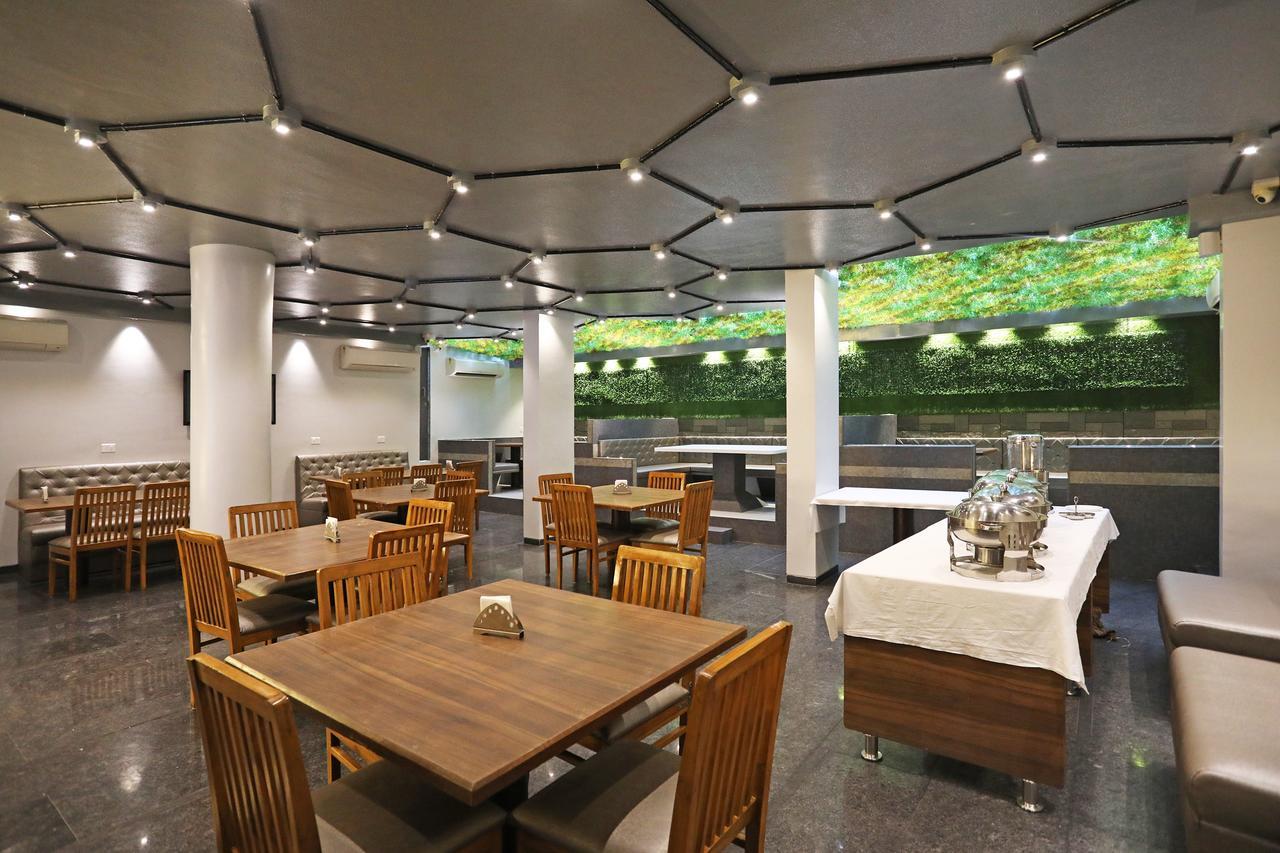 Oyo 10672 Hotel Riviera Nashik Exterior photo