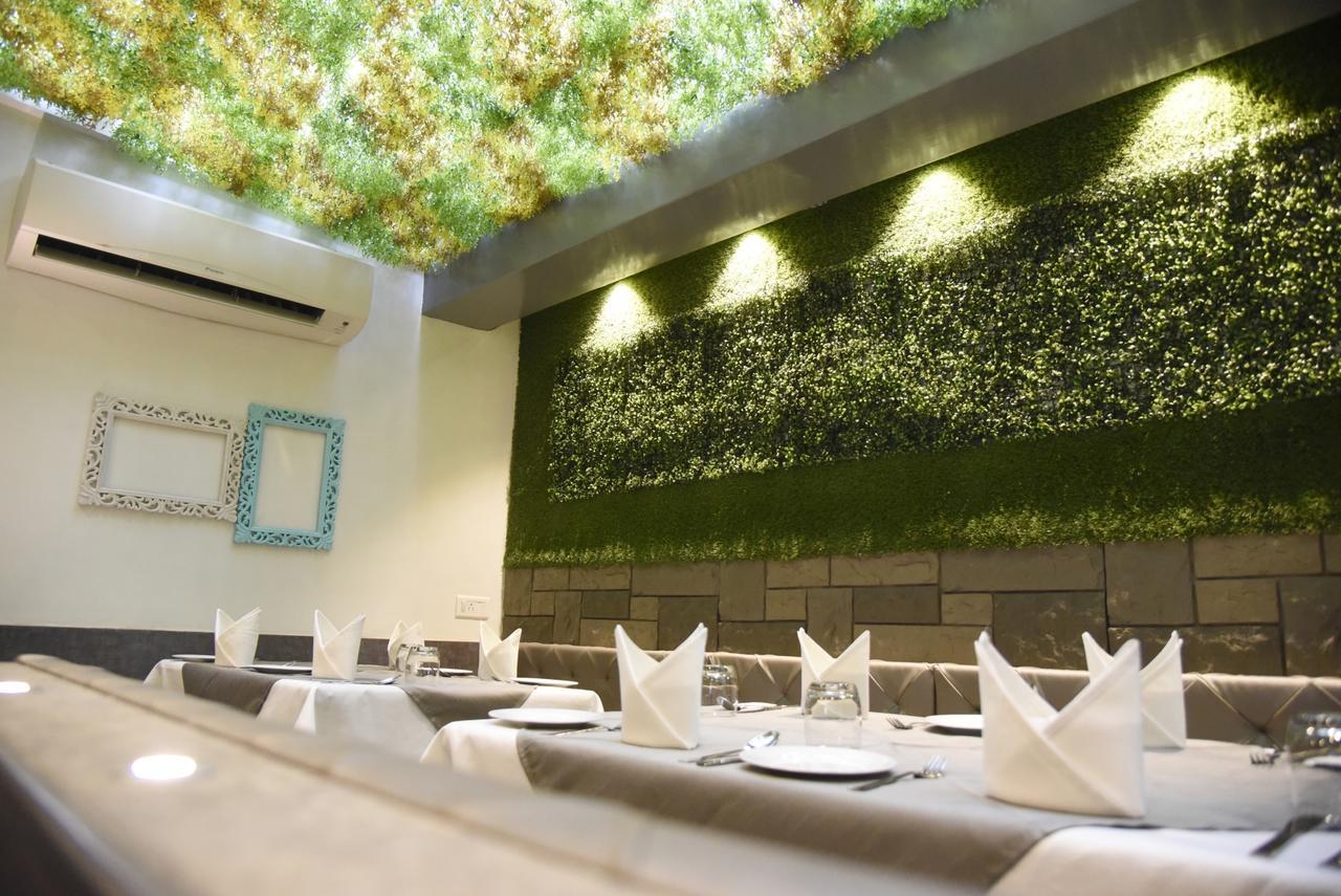 Oyo 10672 Hotel Riviera Nashik Exterior photo