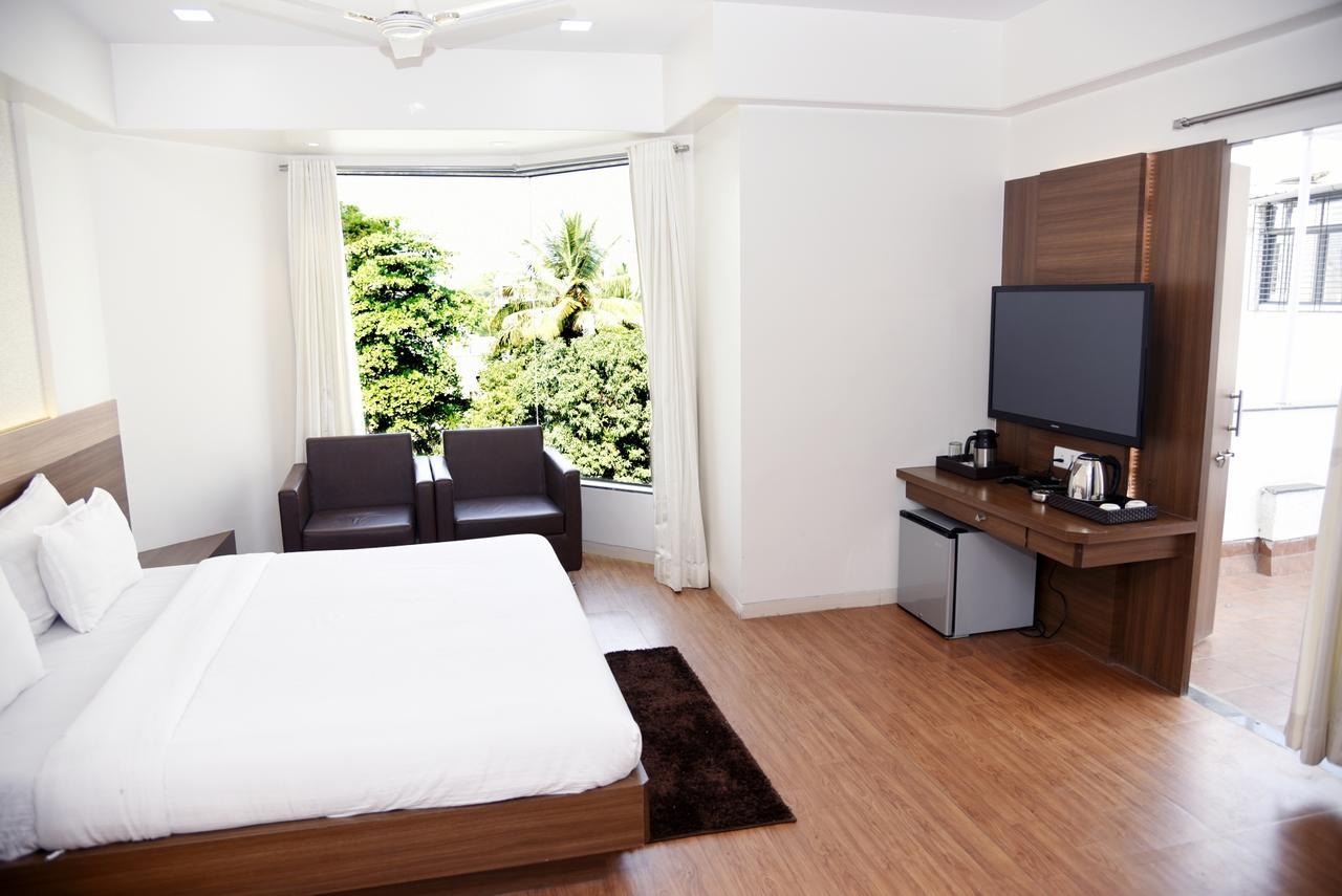 Oyo 10672 Hotel Riviera Nashik Exterior photo
