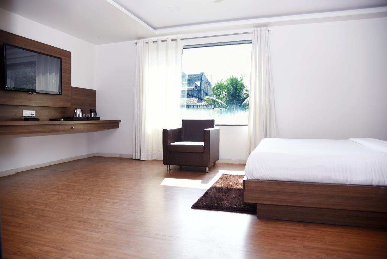 Oyo 10672 Hotel Riviera Nashik Exterior photo
