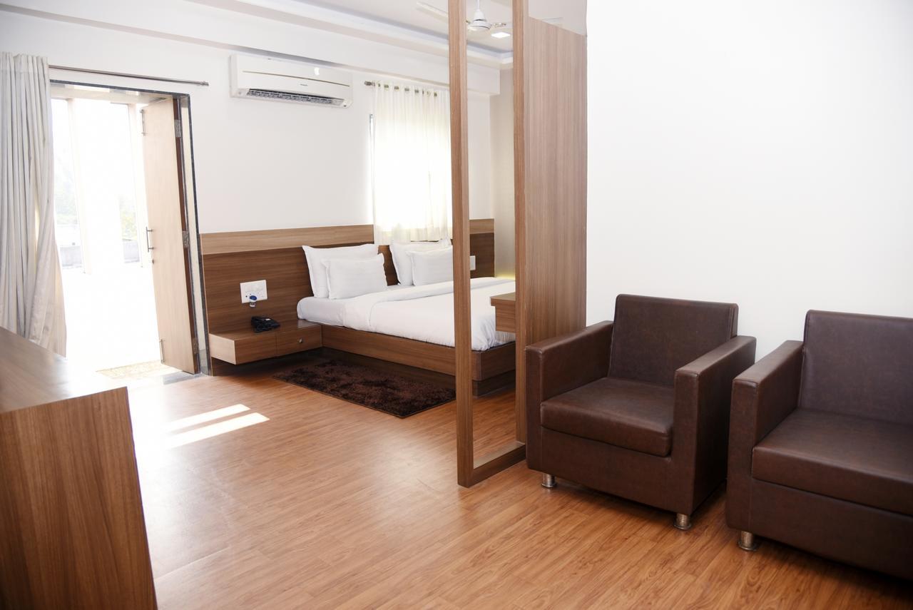 Oyo 10672 Hotel Riviera Nashik Exterior photo
