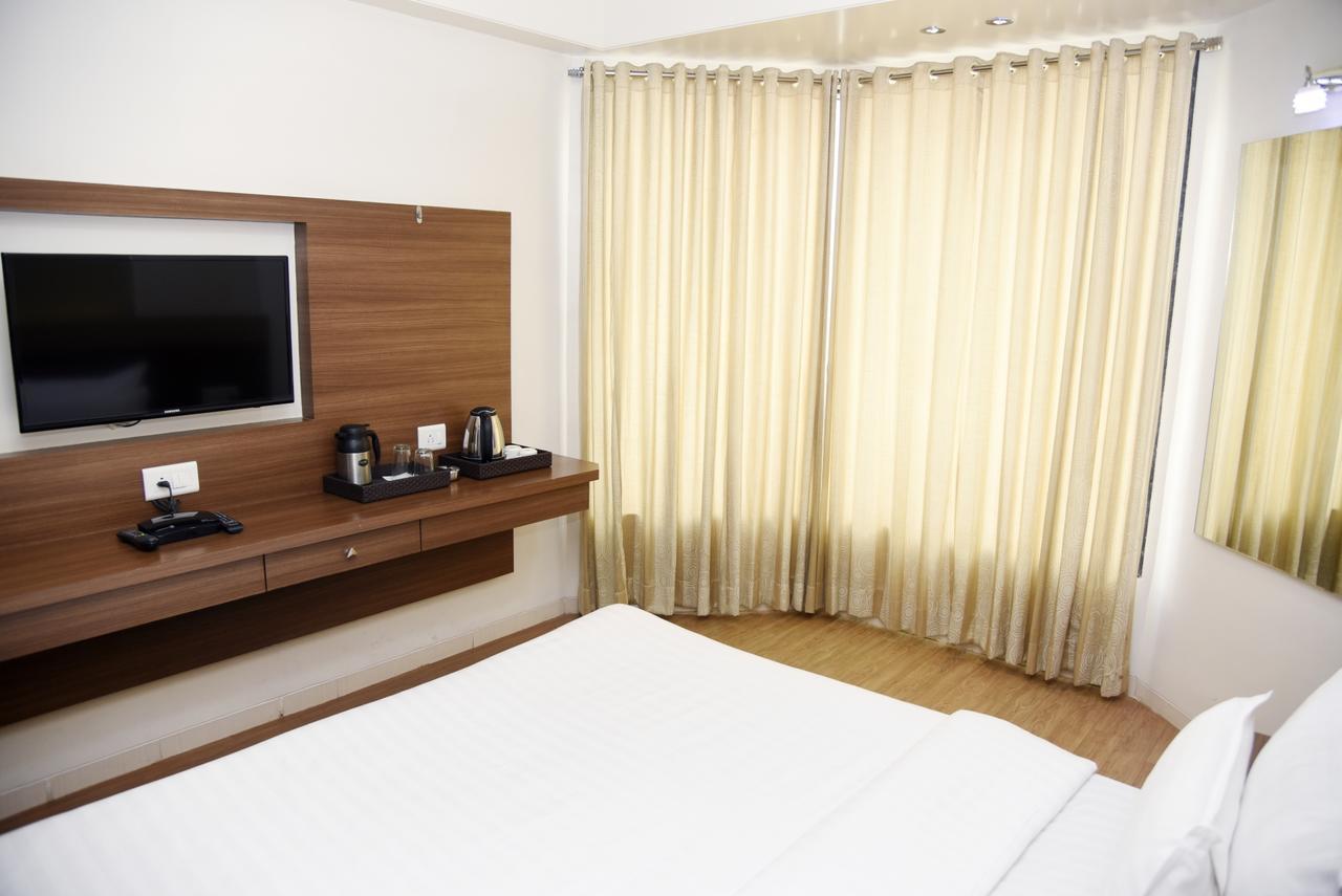 Oyo 10672 Hotel Riviera Nashik Exterior photo