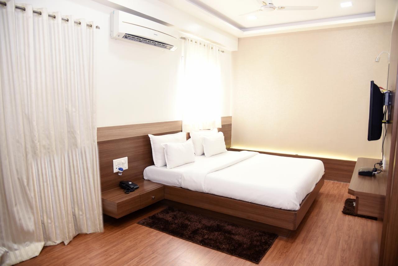 Oyo 10672 Hotel Riviera Nashik Exterior photo