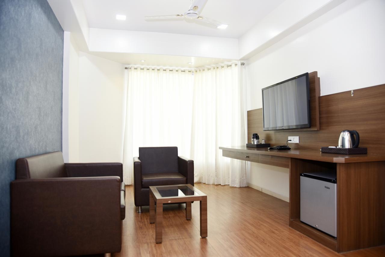 Oyo 10672 Hotel Riviera Nashik Exterior photo