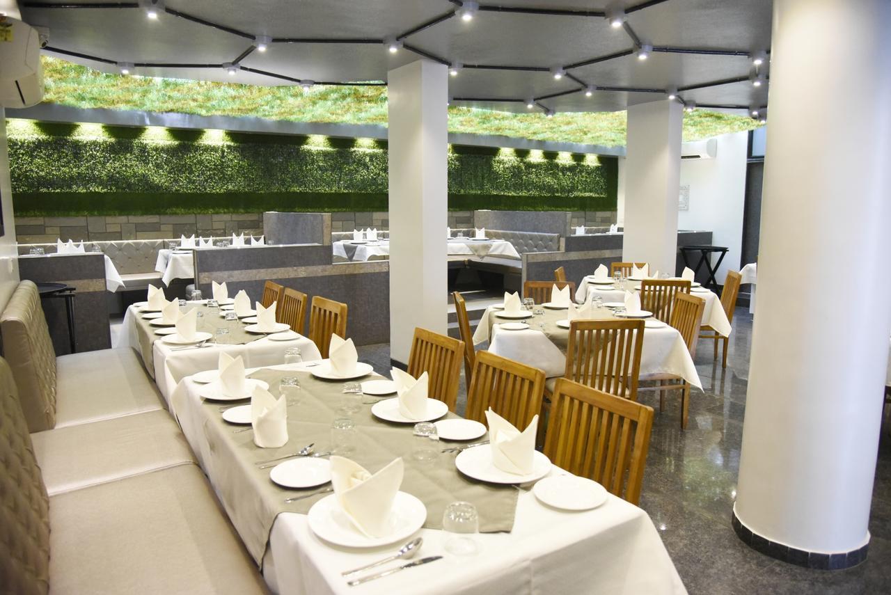 Oyo 10672 Hotel Riviera Nashik Exterior photo