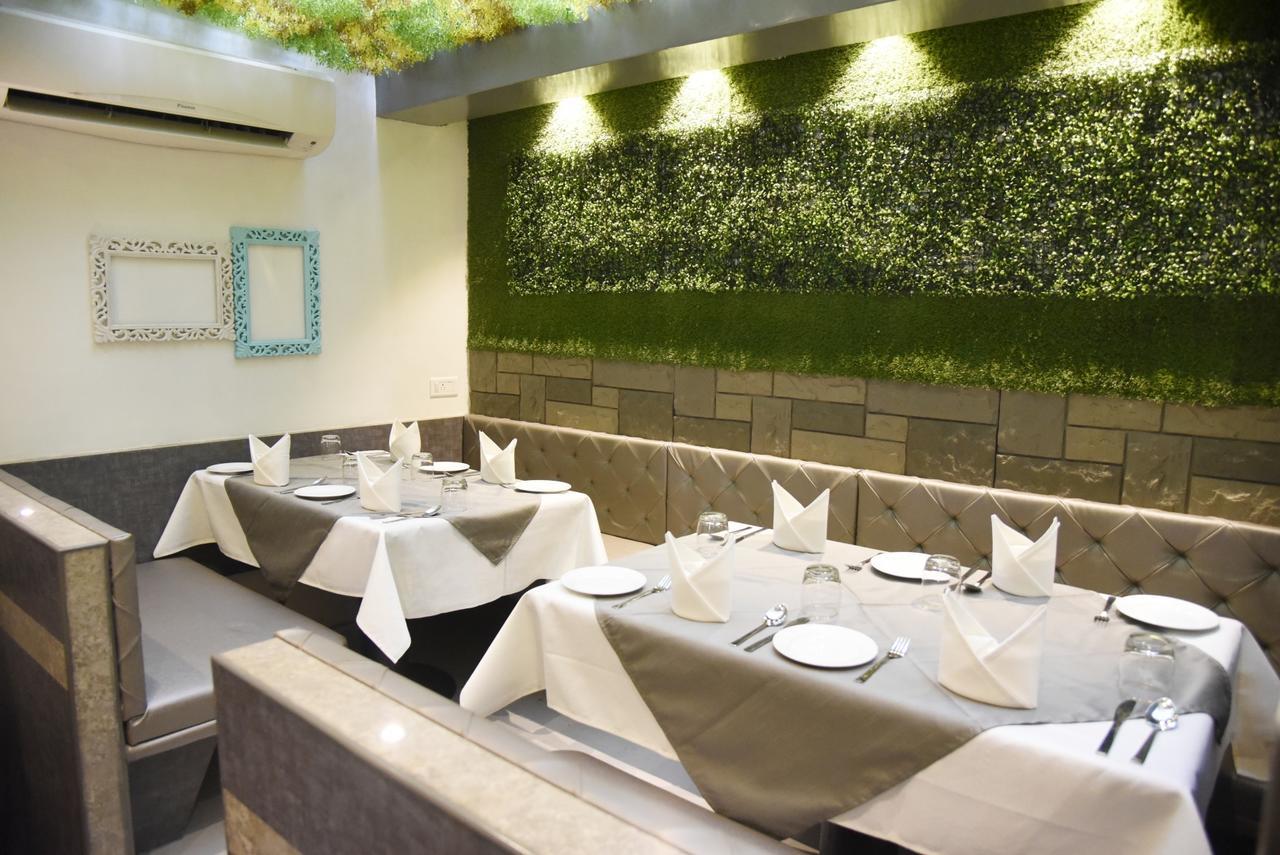 Oyo 10672 Hotel Riviera Nashik Exterior photo