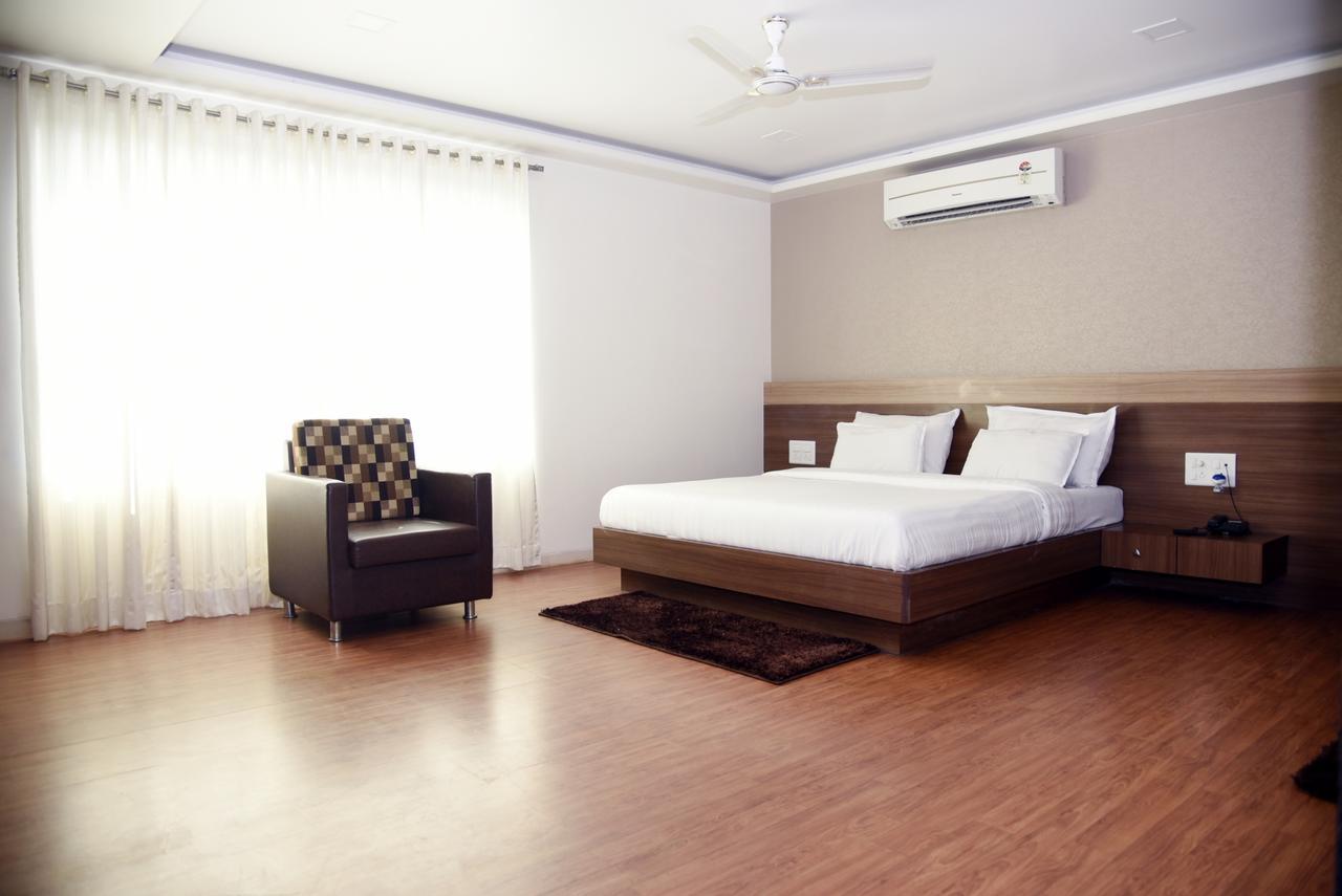 Oyo 10672 Hotel Riviera Nashik Exterior photo